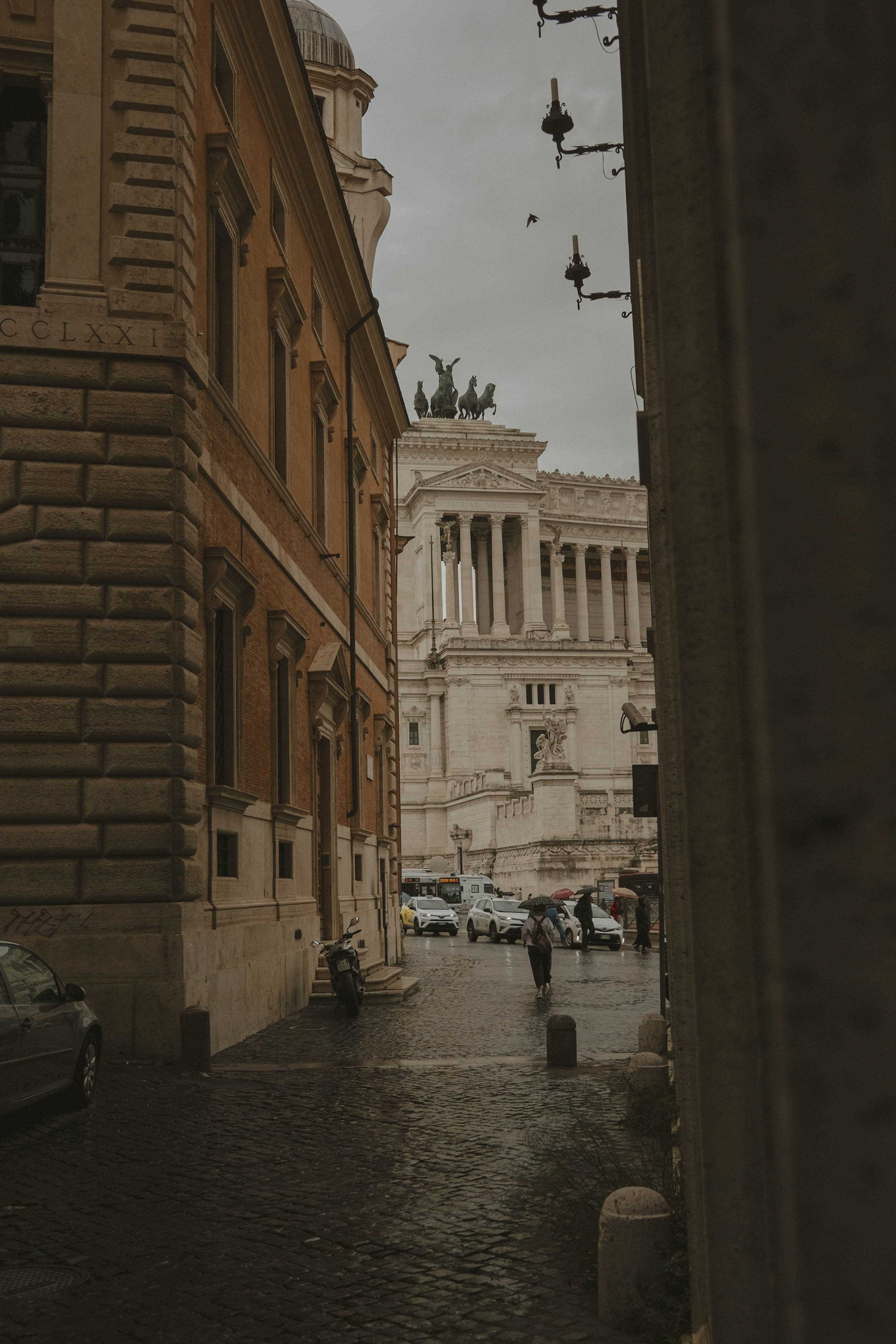 Alleway looking towards Victor Emmanuel II Monument